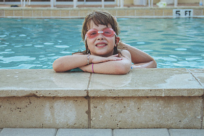 泳池边的小女孩图片下载