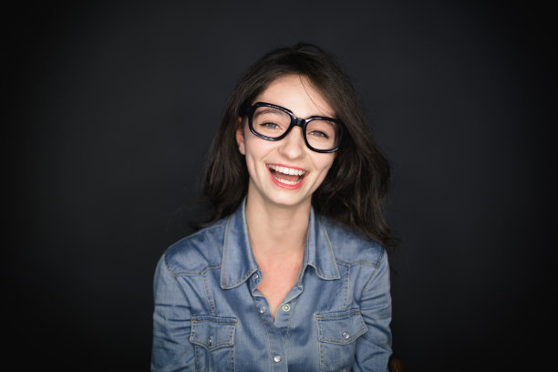 一个微笑的女人的肖像图片下载