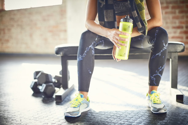 低段疲惫的女人拿着水瓶图片下载