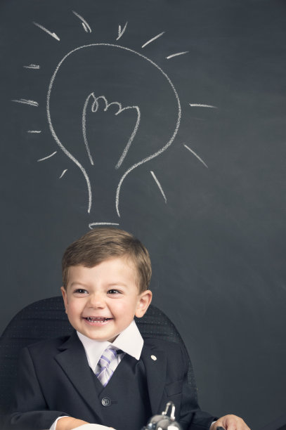 幽默的大商业理念。穿西装的小孩图片下载