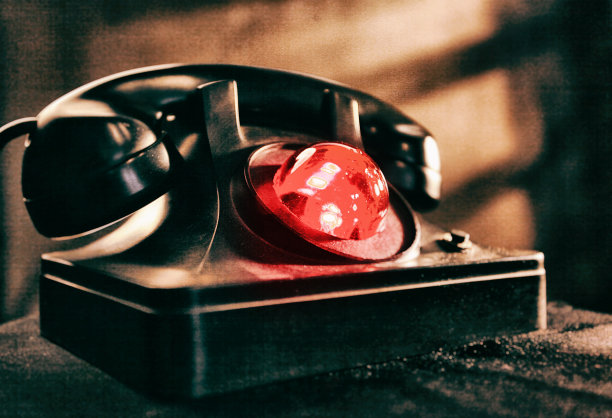 老式手机与戏剧性的照明图片下载