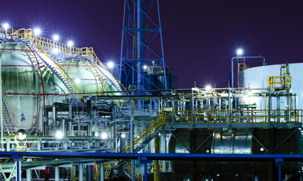 化工厂在晚上。图片下载