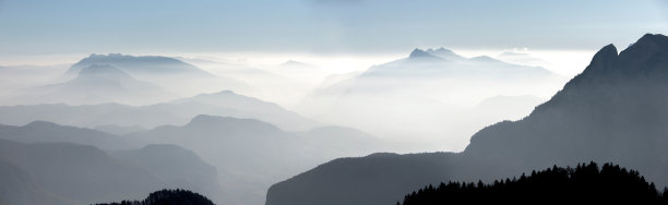 南蒂罗尔云雾缭绕的山峰，全景图片。图片下载