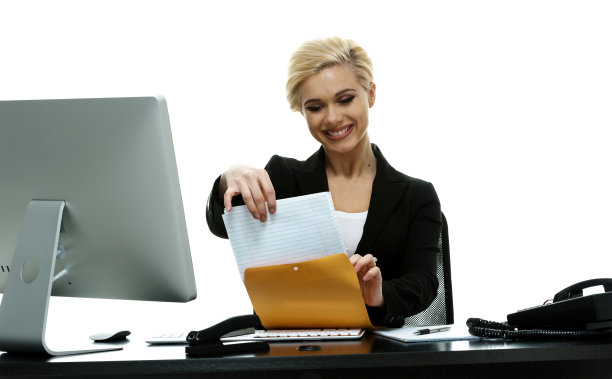 在办公室工作的快乐的女商人图片下载