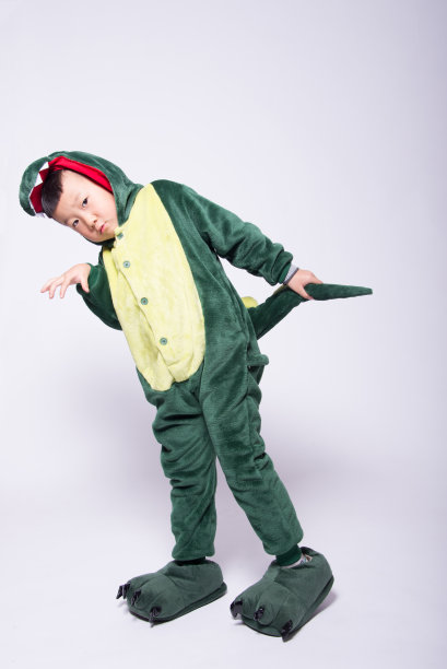 亚洲男孩扮演恐龙图片下载