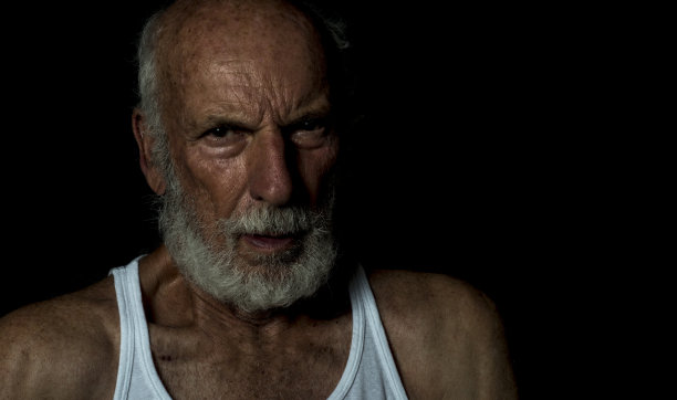 肌肉发达的老家伙，低调的Grunge老男人，哥特式风格3XL图片下载