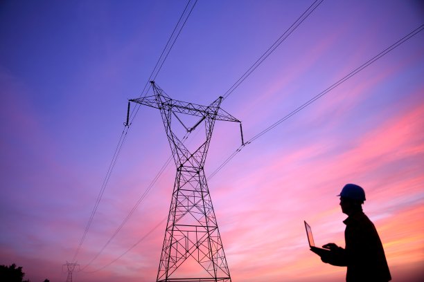 电气工程师工作时使用笔记本电脑图片下载