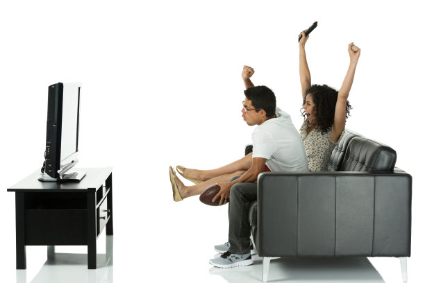 欢快的夫妇看电视和欢呼图片下载