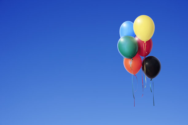 彩色气球漂浮在晴朗的天空与复制空间图片下载