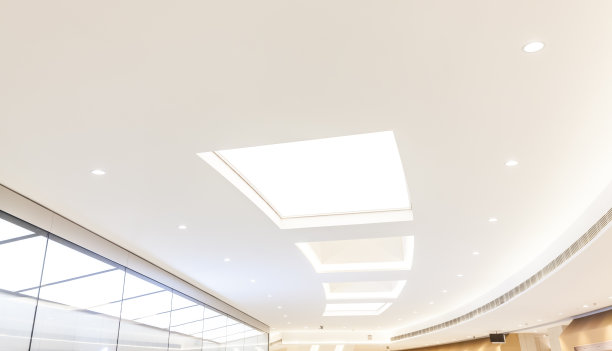 天花板上的现代照明设备图片下载