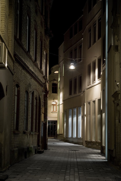 夜晚的窄巷图片下载