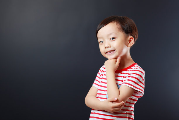 黑板前可爱的亚洲儿童图片下载