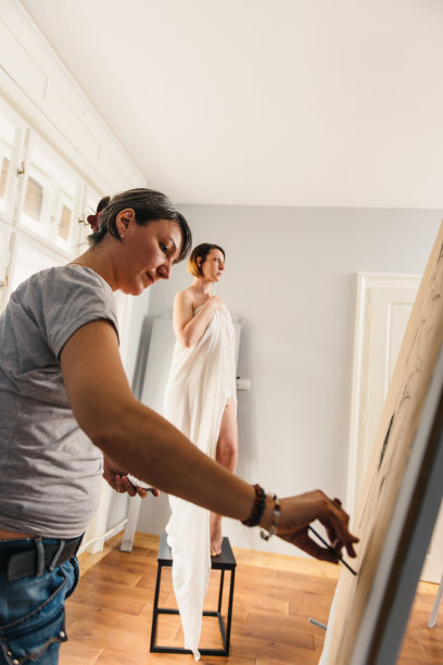 艺术家在工作室的木炭画半模型图片下载