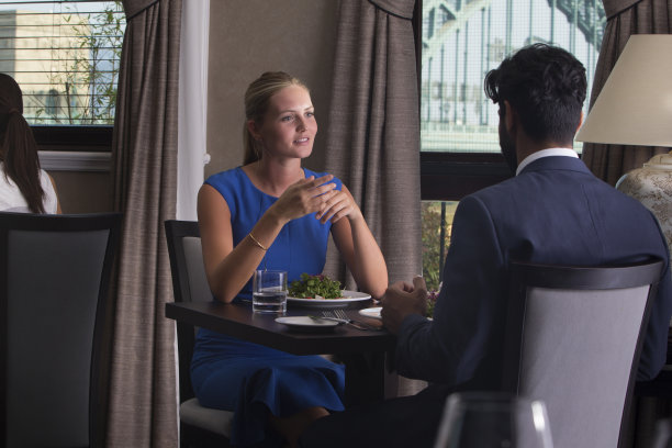 夫妇一起吃饭图片下载