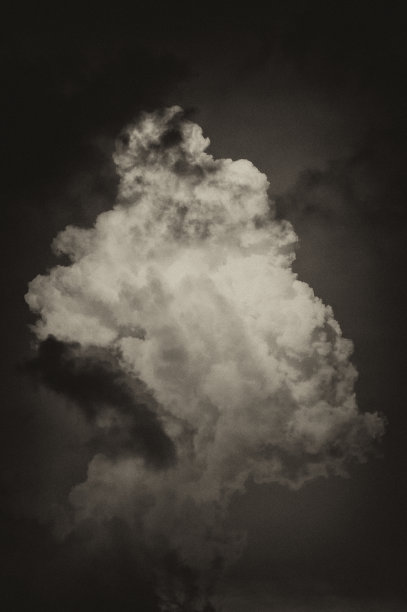 阴霾天空的复古影像图片下载