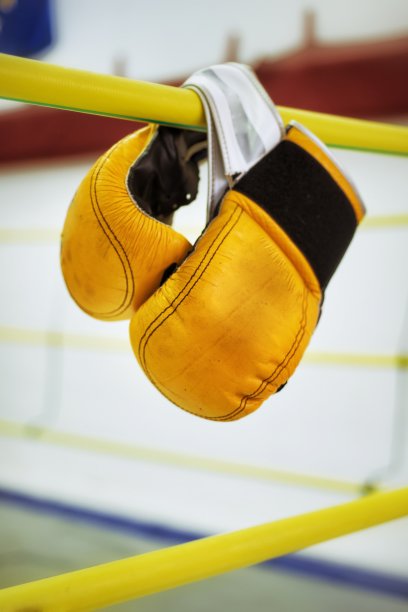 拳击手套挂在一个环的绳子上图片下载