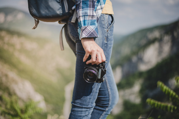 年轻的旅行者摄影师与相机图片下载