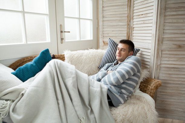 在沙发上打盹的帅哥图片下载