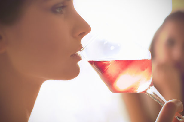 喝玫瑰酒的女人图片下载
