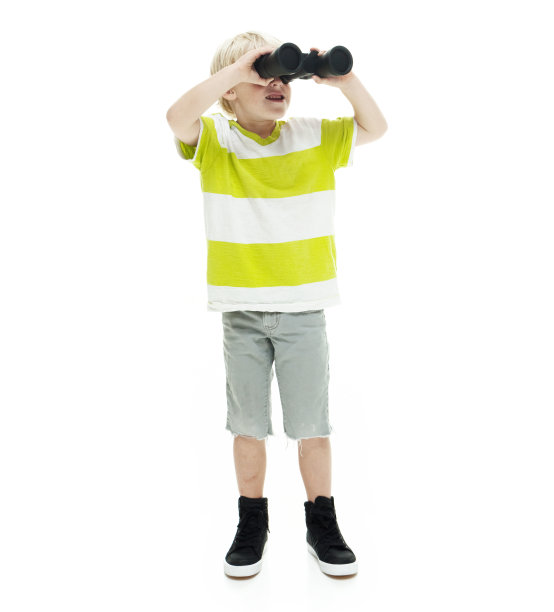 小男孩用双筒望远镜搜寻图片下载