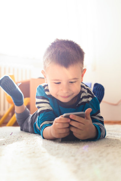 男孩用手机的照片图片下载