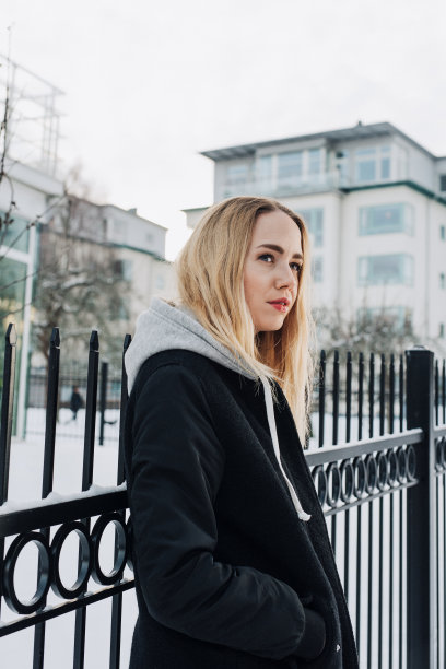 都市环境中的酷时尚女人图片下载