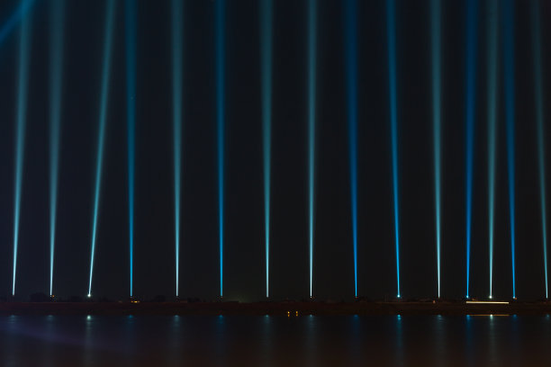 光束指向天空图片下载