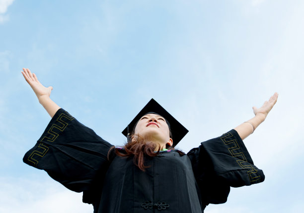 快乐的女研究生图片下载