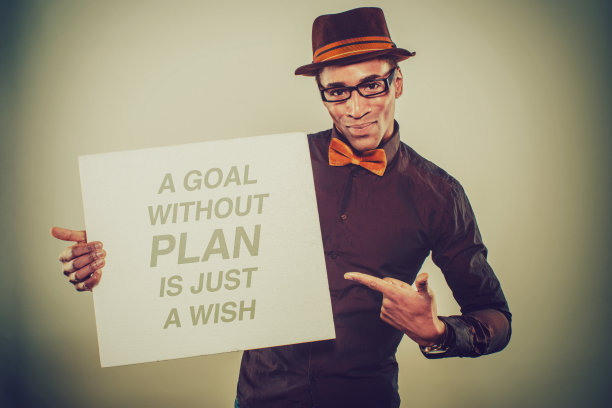 非裔美国人男性，拿着纸板图片下载