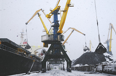 在恶劣天气下装载煤炭。图片下载