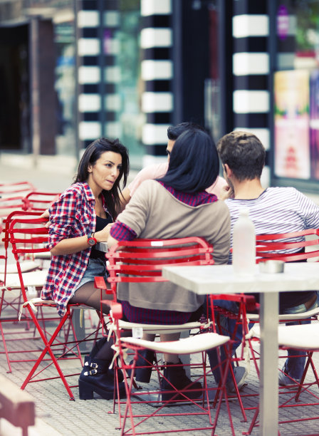 朋友在户外咖啡馆图片下载