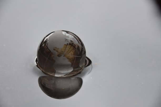 雨中的玻璃球图片下载