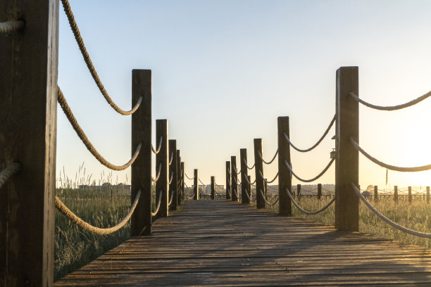 路边乡间的木板路图片下载