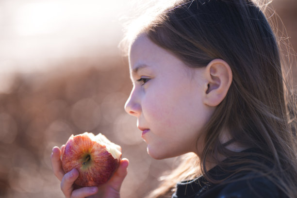 小女孩拿着苹果图片下载