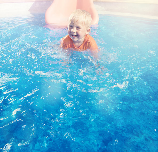 男孩在水上公园图片下载