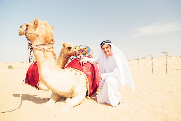 年轻的阿拉伯男人和骆驼图片下载