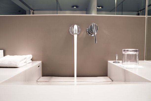 浴室的水龙头图片下载