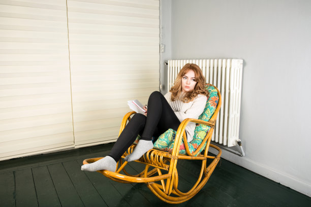 坐在摇椅上读信的女人图片下载