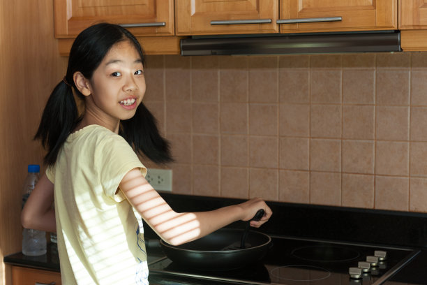 女孩做饭图片下载