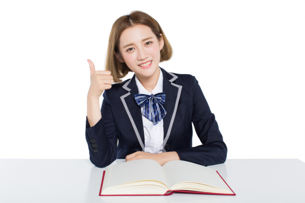 女学生在白色工作室的书桌上做作业图片下载