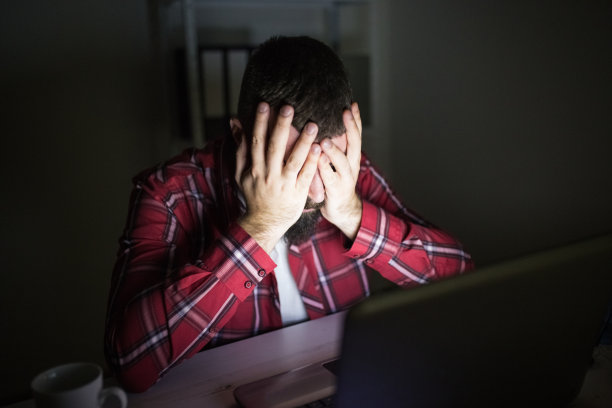 在办公室工作到很晚图片下载