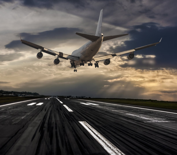 大型喷气式飞机在黄昏降落素材图片