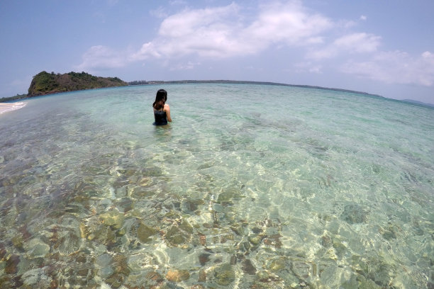 在热带岛屿海滩上放松的女人图片下载