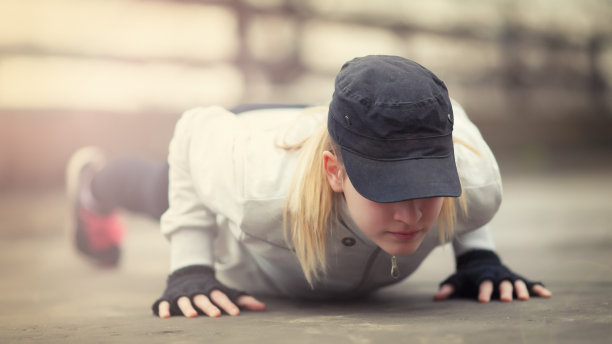 慢跑前做俯卧撑图片下载