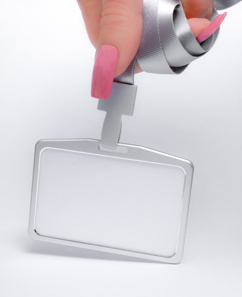 成熟的女人显示空的身份徽章图片下载