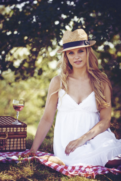 彩色增强的肖像女人有一个浪漫的野餐图片下载