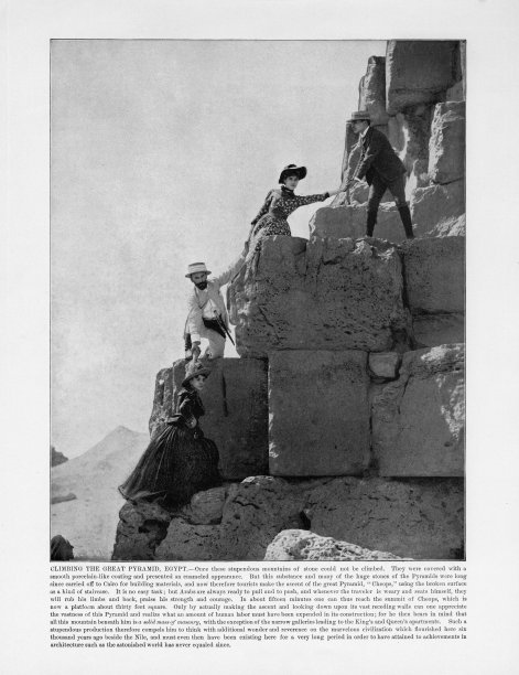 埃及古董照片：攀登吉萨大金字塔，开罗，1893年图片下载