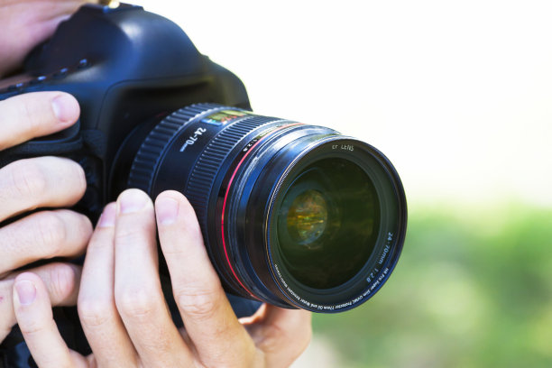 特写男性摄影师持有单反相机，拷贝空间图片下载