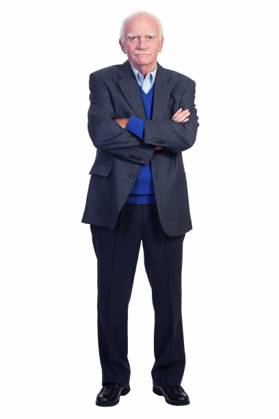 资深商人双臂交叉，面带微笑图片下载