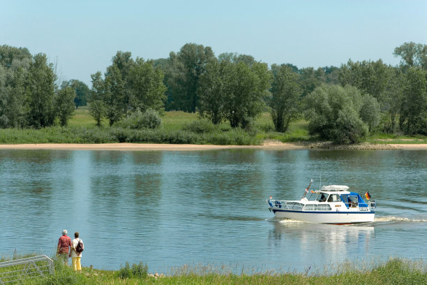 老夫妇站在易北河水边(XL)图片下载